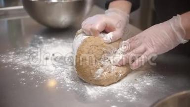 厨师在餐厅厨房为面包烘焙面团